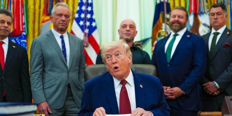 Trump afirma que detuvieron un buque iraní con un posible «regalo de China»