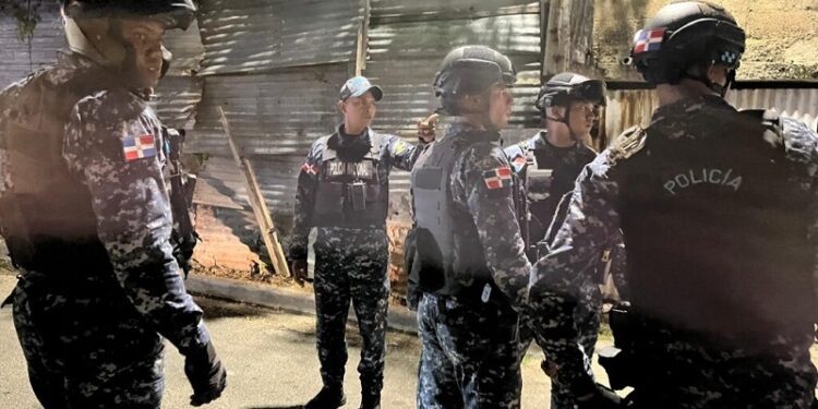 Policía desmantela puntos de venta de drogas, detiene hombre por robo