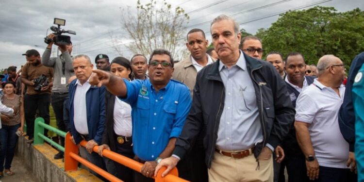 Presidente Abinader visita zona afectada por lluvia en Los Alcarrizos