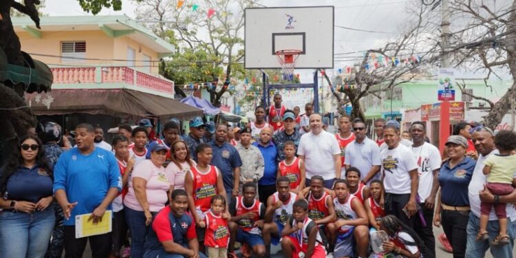 Director de la Policía refuerza seguridad y cercanía comunitaria en recorrido por Capotillo y Gualey