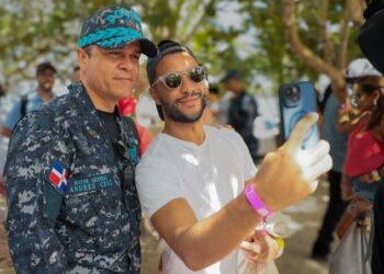 Director general de la Policía estrecha vínculos con ciudadanos y turistas