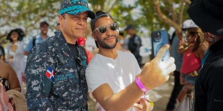 Director general de la Policía estrecha vínculos con ciudadanos y turistas