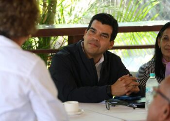 Wellington Arnaud valida con comunitarios servicio eficiente de agua potable  Monción (República Dominicana).- El director ejecutivo del Instituto Nacional de Aguas Potables y Alcantarillados (INAPA), Wellington Arnaud, supersó la operatividad del recien inaugurado acueducto en el municipio de Monción, provincia Santiago Rodríguez, donde observó su eficiente funcionamiento.  Además, Arnaud se reunió con representantes comunitarios y presidentes de juntas de vecinos para escuchar sus inquietudes.  Varios comunitarios expresaron satisfacción por la calidad del servicio que están recibiendo en sus hogares gracias a la entrada del acueducto.  «Yo me mudé a Durán en el 2008 y yo nunca había fregado con agua desde el grifo, pero ahora puedo hacerlo», expresó Agripina Almonte.  Arnaud, de su lado el director del INAPA anunció que serán añadidos nuevos componentes para optimizar la distribución en los sectores El Caquique y La Duarte.  El funcionario estuvo acompañado por la gobernadora de la provincia Glehany Azcona; el alcalde del municipio de Mao, Johendy Jímenez; y de su equipo técnico.