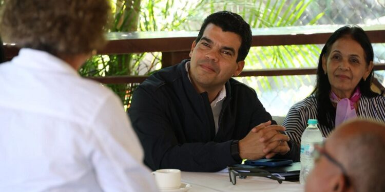 Wellington Arnaud valida con comunitarios servicio eficiente de agua potable