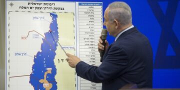 Jeffrey Sachs a Tucker Carlson: Es «absurdo» que EE.UU. malgaste sus recursos en la «delirante» causa israelí