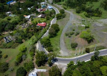 Presidente Abinader inaugura carretera Cruce de Pedregal–La Guázuma