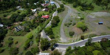 Presidente Abinader inaugura carretera Cruce de Pedregal–La Guázuma