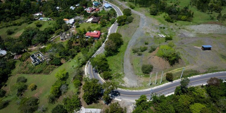 Presidente Abinader inaugura carretera Cruce de Pedregal–La Guázuma