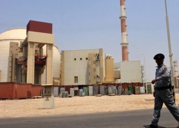 Bombardean una central nuclear en Irán