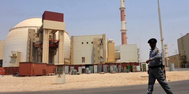 Bombardean una central nuclear en Irán