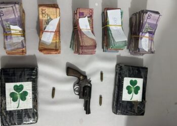 Autoridades ocupan más de 200 porciones de drogas, cocaína, arma y dinero en efectivo
