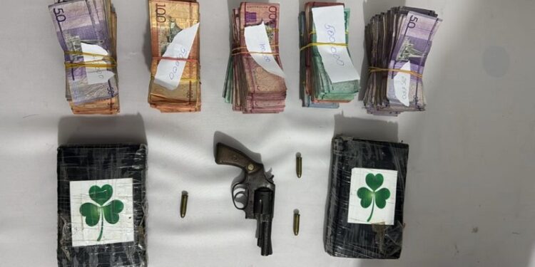 Autoridades ocupan más de 200 porciones de drogas, cocaína, arma y dinero en efectivo
