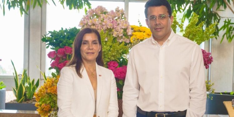 Ministro Collado recibe visita de la embajadora de los Estados Unidos