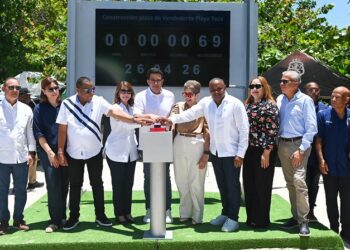 David Collado deja iniciada construcción plaza de vendedores en playa Teco de Maimón