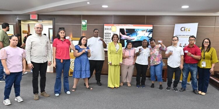 JCE continúa entrega de la nueva cédula a personas con discapacidad en coordinación con CONADIS