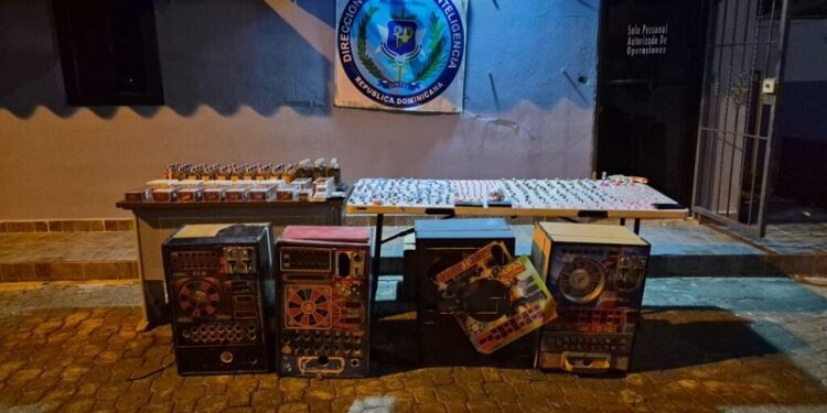 DINTEL de la Policía desmantela centro de distribución de drogas y alcohol adulterado