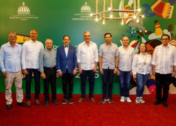 Presidente Abinader recorre Feria Regional del Libro Santiago 2026