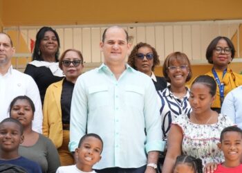 INABIE entrega útiles escolares a estudiantes afectados por lluvias