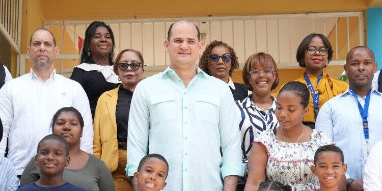 INABIE entrega útiles escolares a estudiantes afectados por lluvias