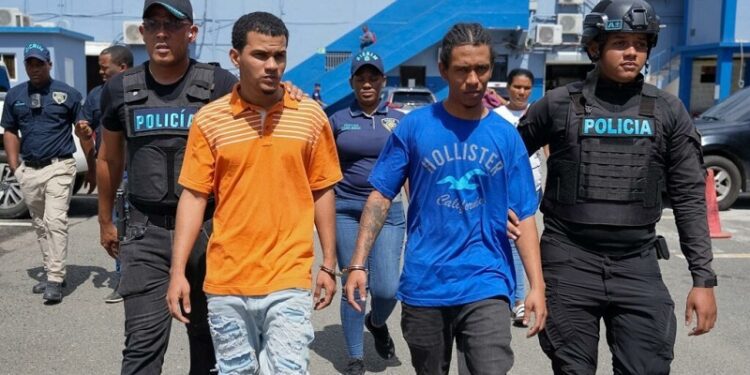 Se entregan “Nota Alta” y “El Montro”, vinculados a muerte de mayor de la Policía