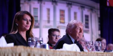 Sacan a Trump a toda prisa del escenario durante la cena de los corresponsales