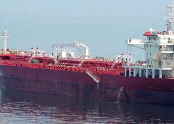 Petrolero chino desafía a Trump y cruza Ormuz a pesar de su bloqueo