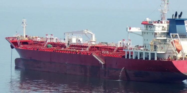 Petrolero chino desafía a Trump y cruza Ormuz a pesar de su bloqueo