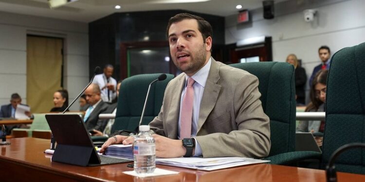 Departamento de Desarrollo defiende aprobación de reforma de permiso