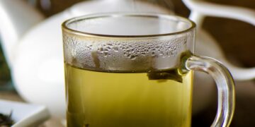 6 graves efectos secundarios de beber té verde