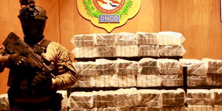Detienen a cuatro venezolanos con 450 paquetes de drogas en las costas de Baní