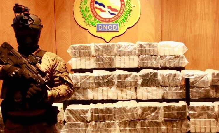 Detienen a cuatro venezolanos con 450 paquetes de drogas en las costas de Baní
