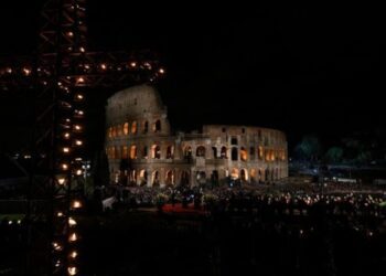 Vía Crucis: Cristo anula el mal con el amor. Quien abusa del poder responderá a Dios