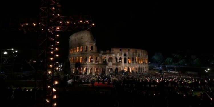 Vía Crucis: Cristo anula el mal con el amor. Quien abusa del poder responderá a Dios