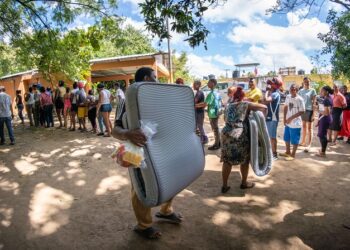Voluntariado Banreservas asiste a familias afectadas por inundaciones