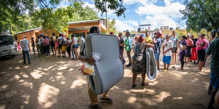 Voluntariado Banreservas asiste a familias afectadas por inundaciones