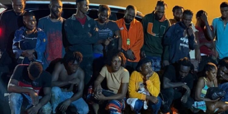 Ejército detiene a 23 indocumentados tras abandono de jeepeta en Valverde