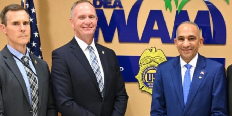 Presidente de la DNCD sostiene reunión de alto nivel con la DEA
