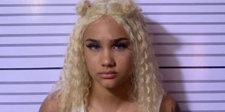 Policía apresa a la cantante “Macha” y otros dos jóvenes con armas de fuego