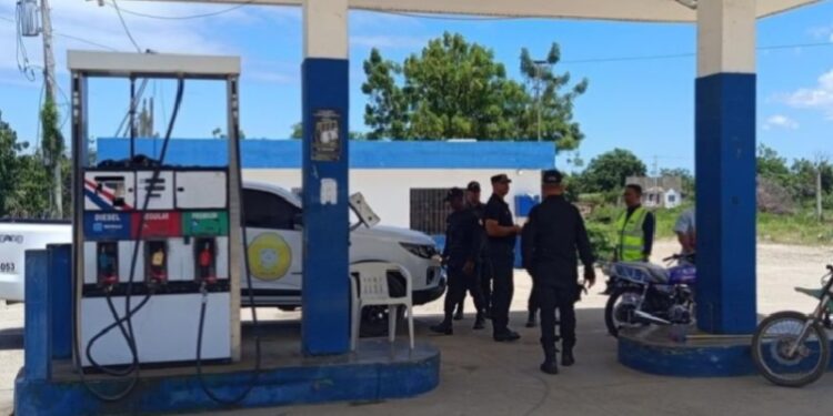 Cierran 3 estaciones de combustibles en Azua y Montecristi