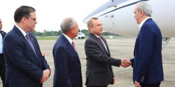 Presidente Abinader llega a Panamá para participar en el Congreso Mundial de Zonas Francas