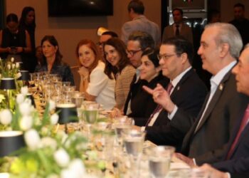 Abinader sostiene encuentro con líderes empresariales panameños para ampliar oportunidades de inversión