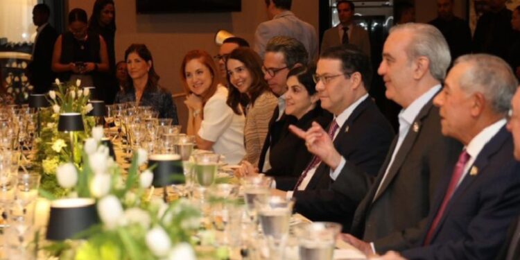 Abinader sostiene encuentro con líderes empresariales panameños para ampliar oportunidades de inversión