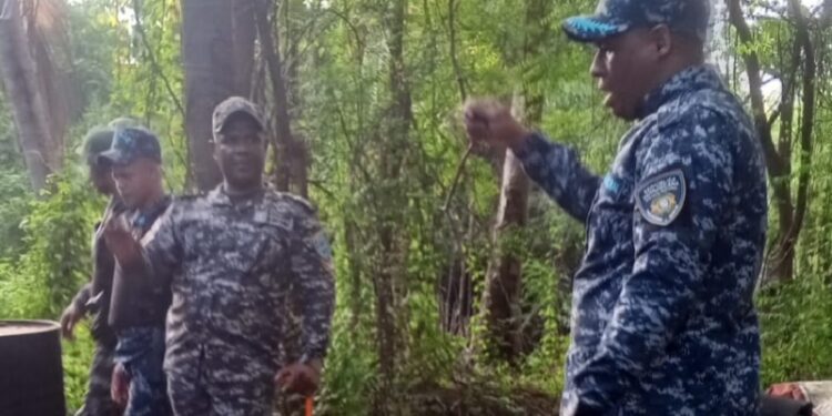 Policía Nacional desmantela fábrica clandestina de bebidas alcohólicas en Bahoruco 