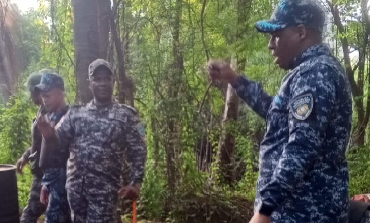 Policía Nacional desmantela fábrica clandestina de bebidas alcohólicas en Bahoruco 