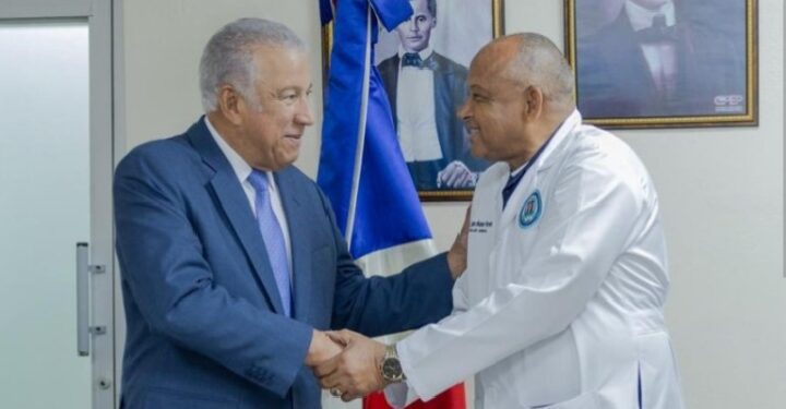 Ministro Administrativo de la Presidencia visita Hospital General Docente de la Policía Nacional