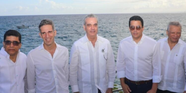 Presidente Abinader y ministro Collado inauguran segunda etapa del malecón de Santo Domingo Este