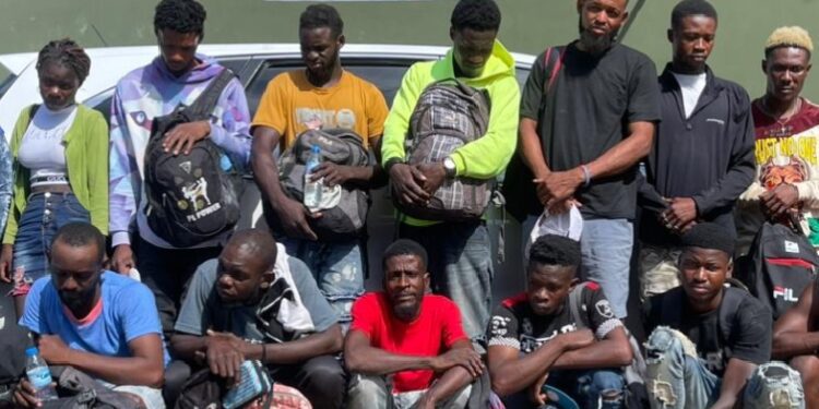 Ejército intercepta vehículo con 20 haitianos indocumentados tras persecución en Valverde