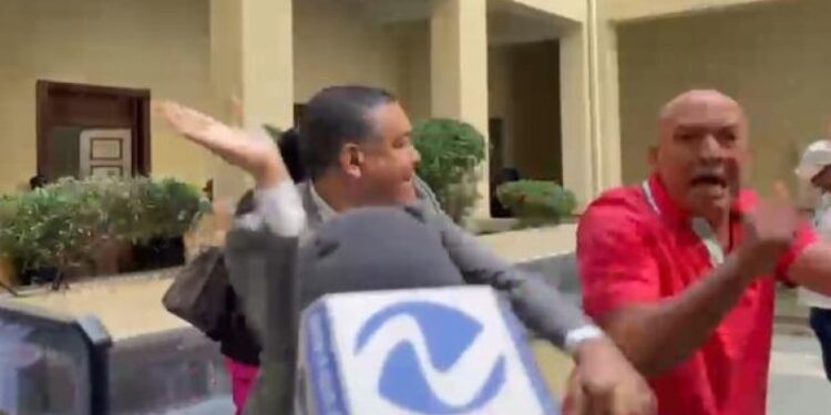 Coerción para el comunicador Jhossan Capell por agredir a un hombre en el Palacio de Justicia de Ciudad Nueva