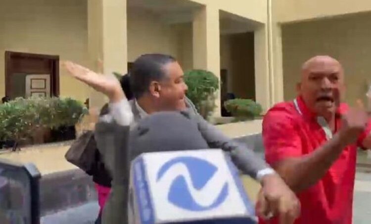 Coerción para el comunicador Jhossan Capell por agredir a un hombre en el Palacio de Justicia de Ciudad Nueva