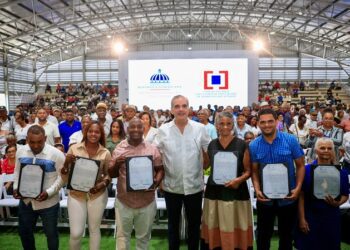 Presidente Abinader entrega 1.500 títulos de propiedad en Nuevo Domingo Savio